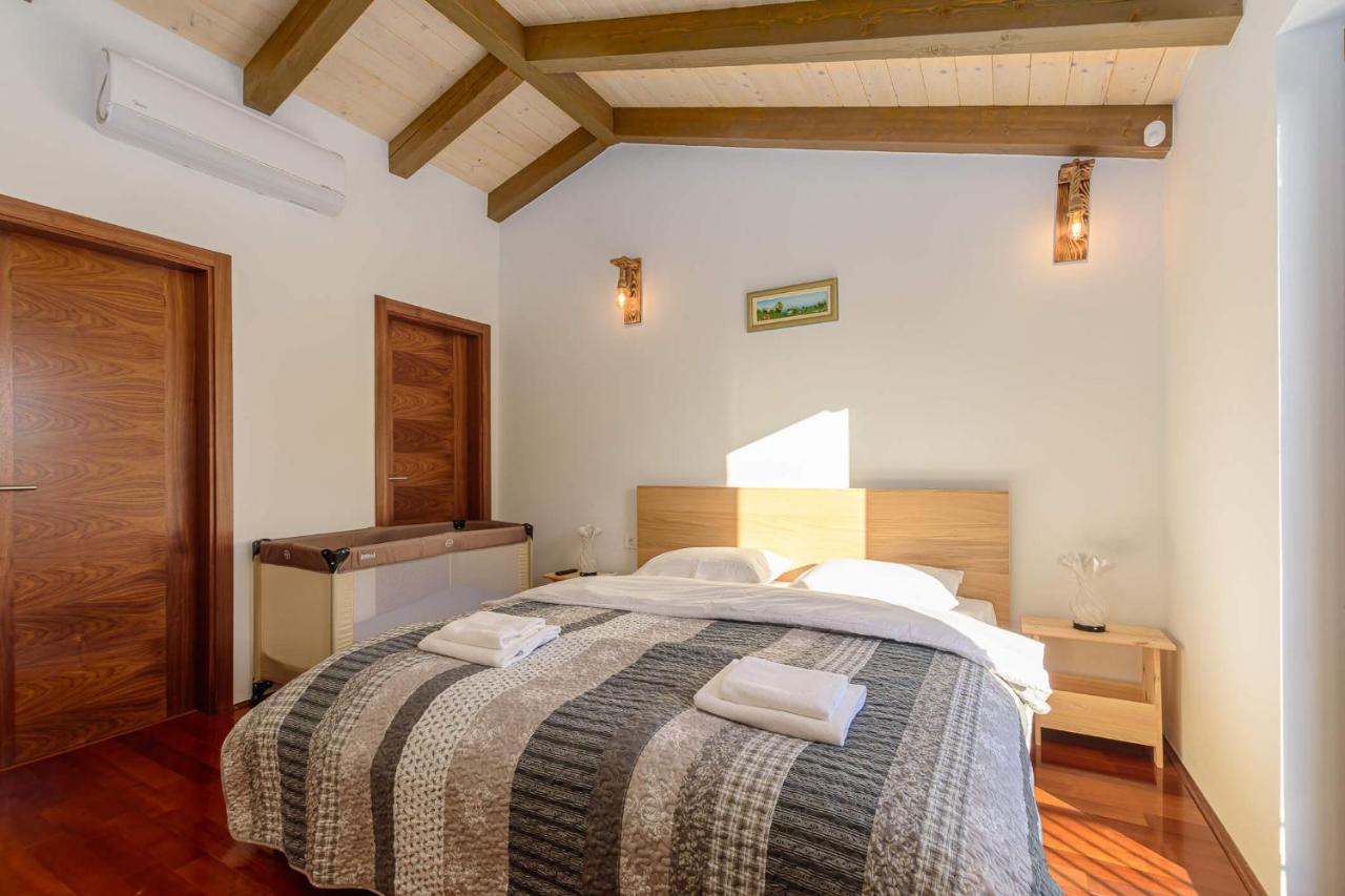 Villa David - Luxurious Secluded Villa With A Heated Pool Butkovići Eksteriør bilde