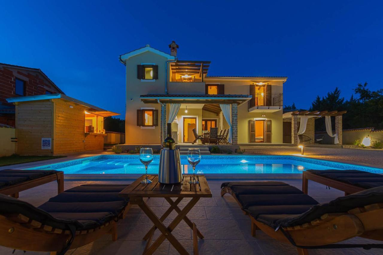 Villa David - Luxurious Secluded Villa With A Heated Pool Butkovići Eksteriør bilde