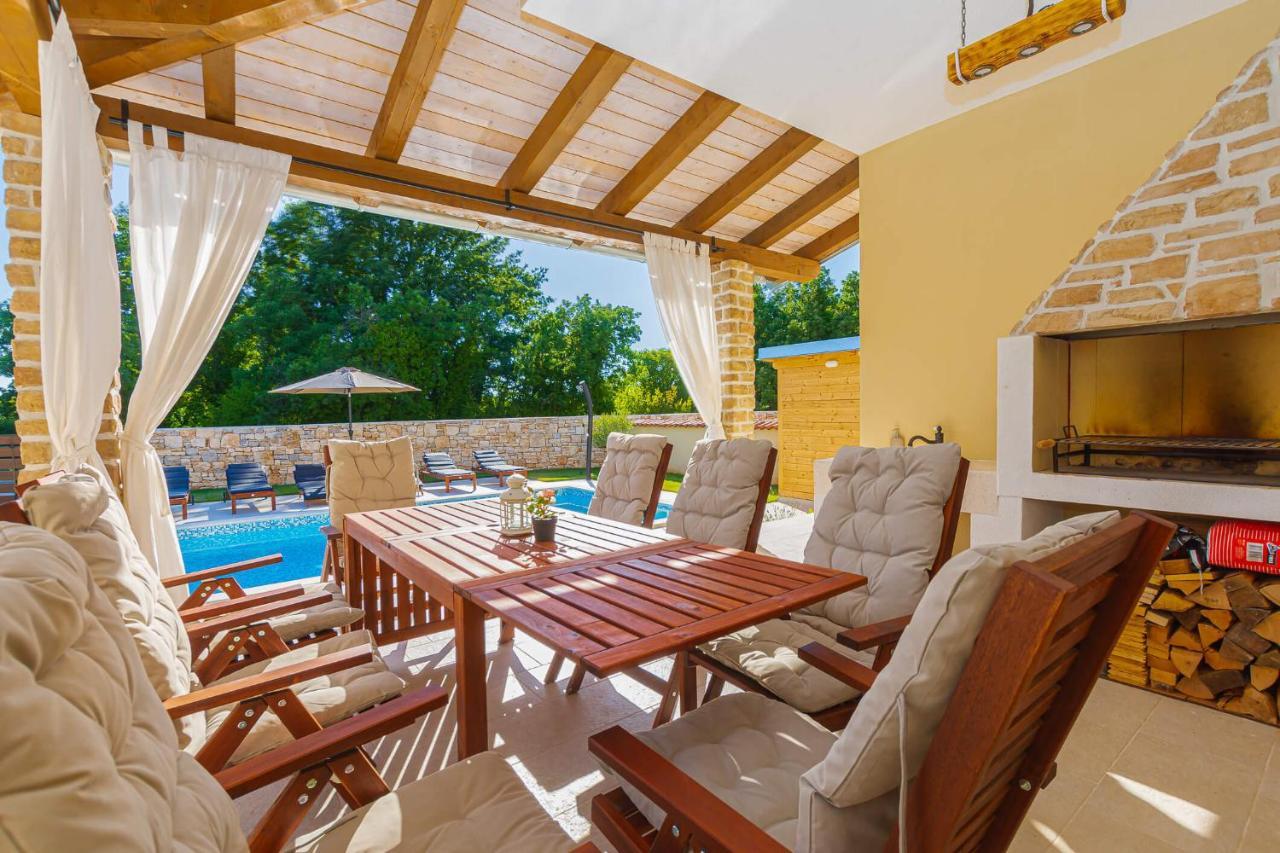 Villa David - Luxurious Secluded Villa With A Heated Pool Butkovići Eksteriør bilde